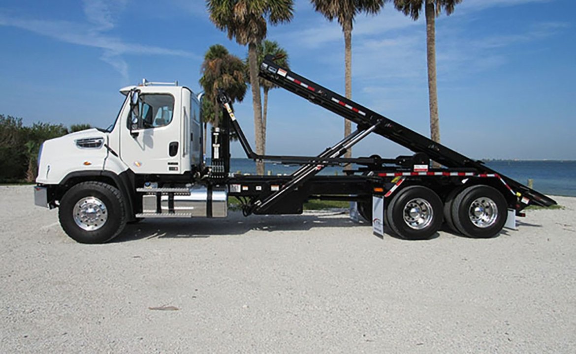 2025 Freightliner 114SD - 60,000 lb Pac Mac Roll Off Truck