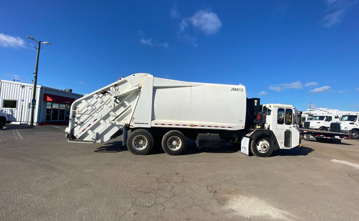 2010 CCC LET2 - 25 yd Loadmaster Rear Loader Garbage Truck