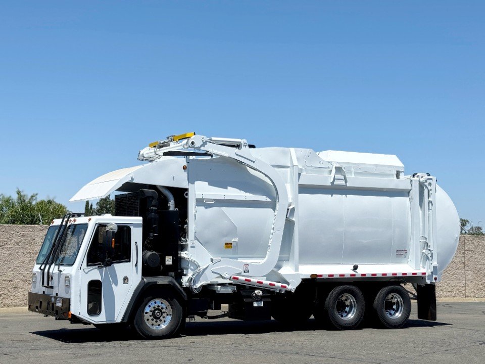 2015 CCC LET McNeilus CNG 40 YD Front Load Garbage Truck
