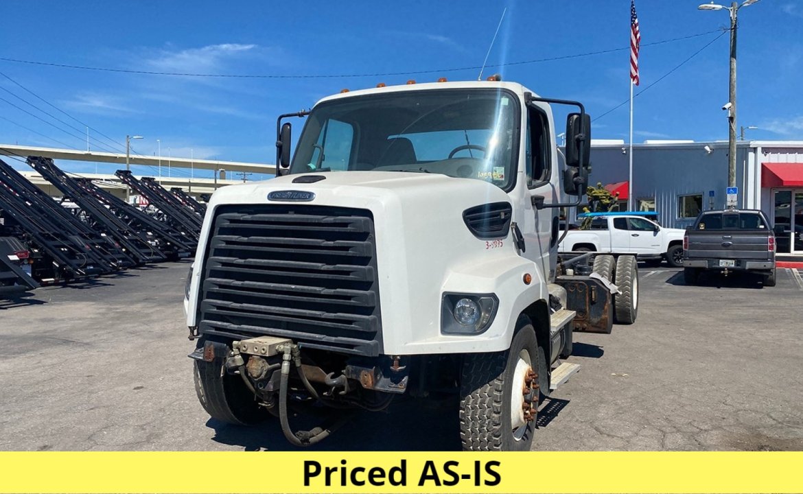 2016 Freightliner 108SD - 20 yard New Way Rear Loader