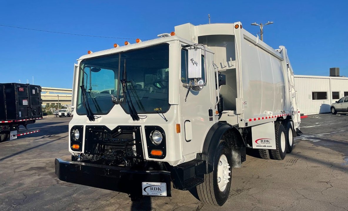 2013 Mack MRU613 - 25 yd EZ Pack Rear Loader Garbage Truck