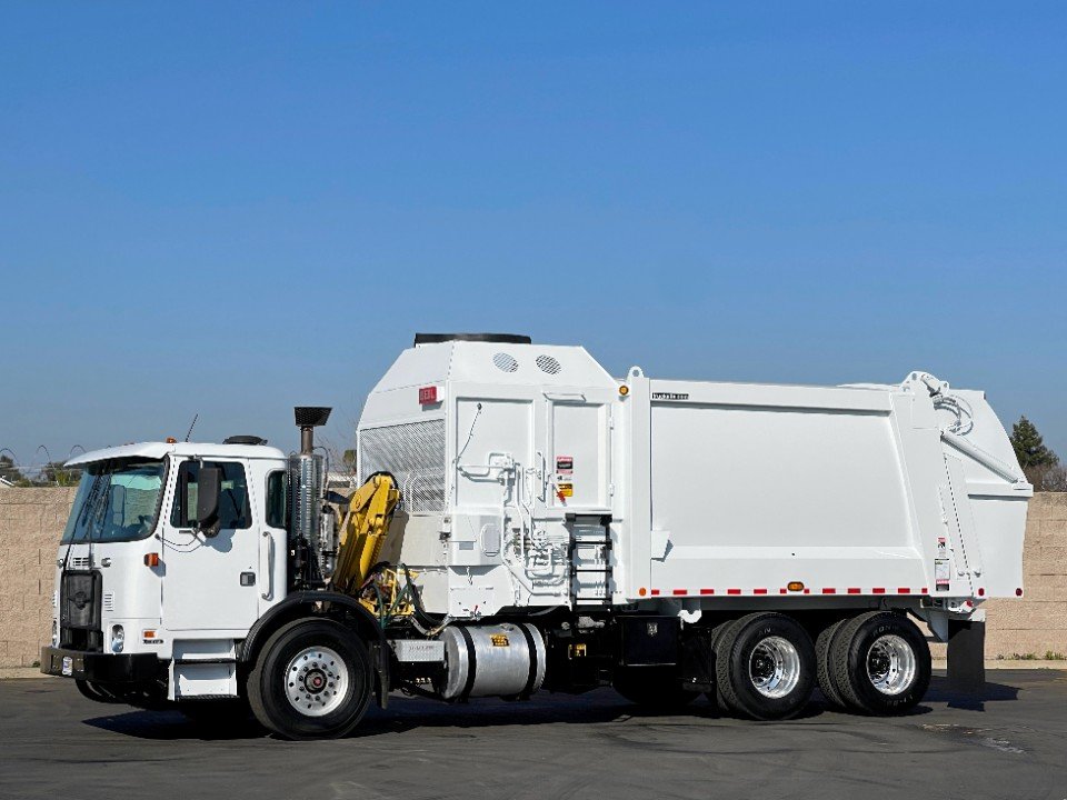 2015 Autocar 33 YD Heil DuraPack Automated Side Load Garbage Truck