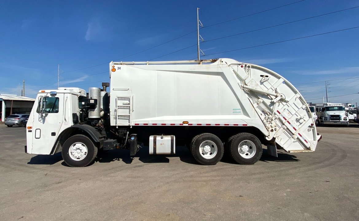 2013 Mack LEU613 - 25 yd McNeilus Rear Loader