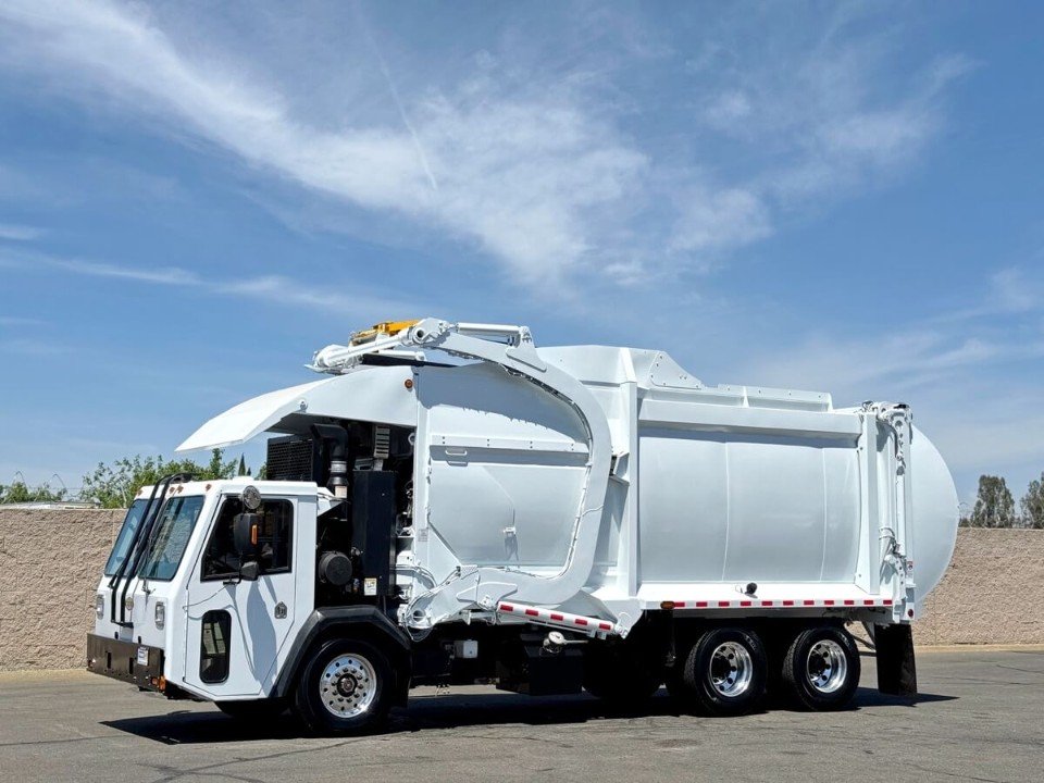 2014 CCC LET McNeilus 40 Yard Front Load Garbage Truck