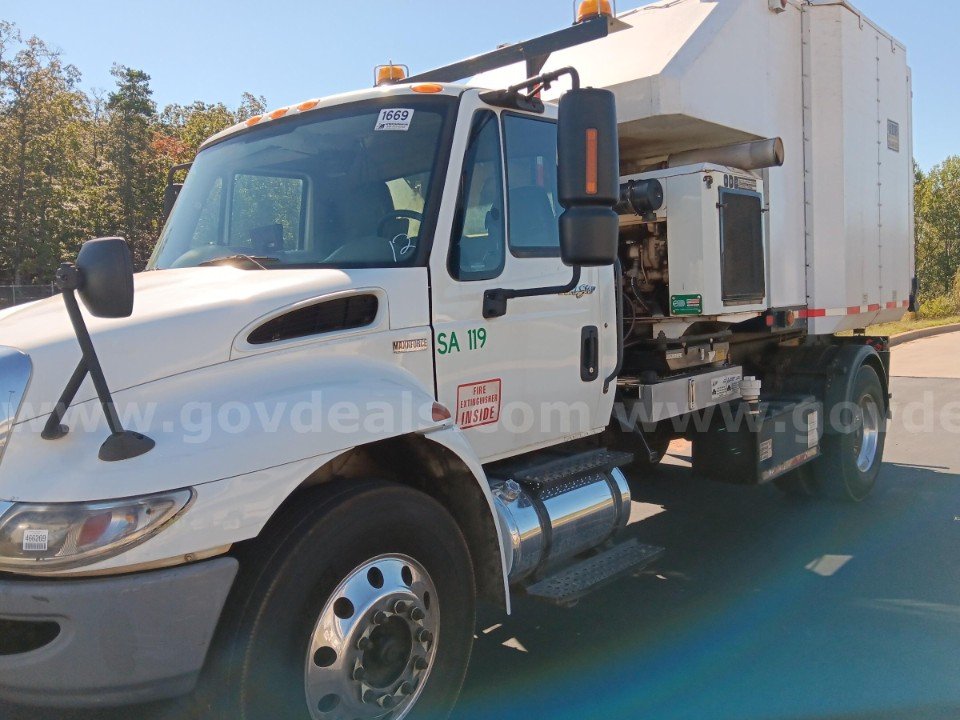 2012 International DuraStar 4300 with a fully automated ODB leaf vac