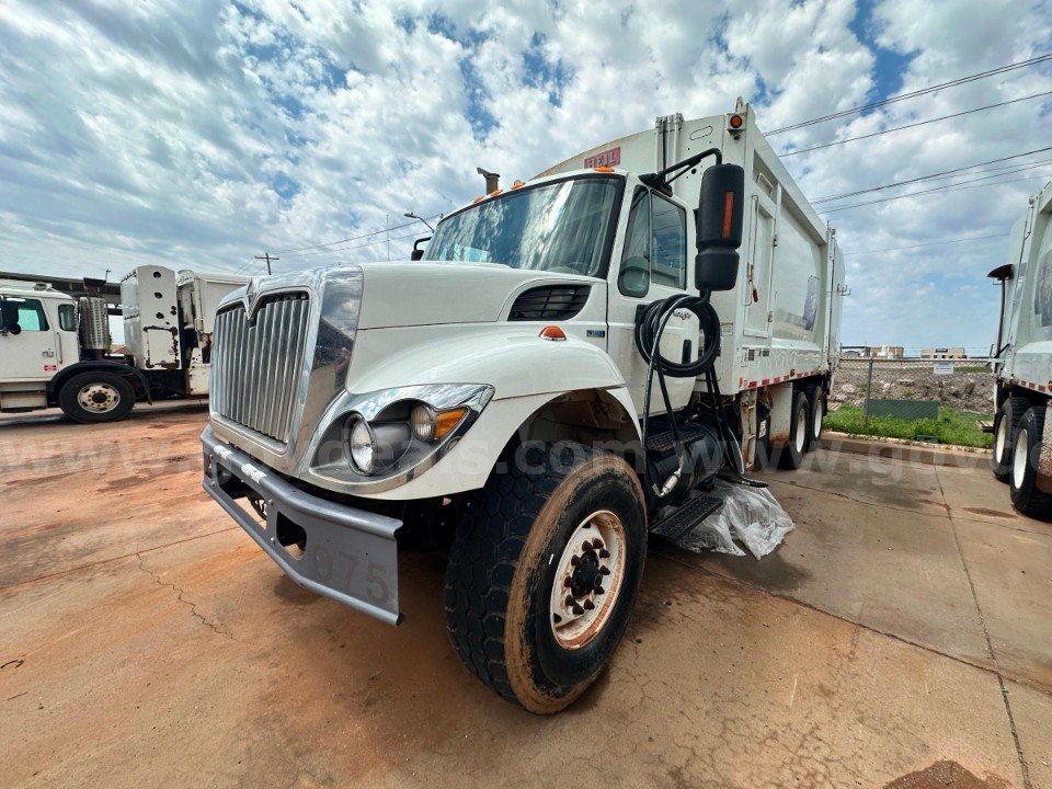 2009 International Harves IHC 7400 Rear Packer Loader Trash Truck