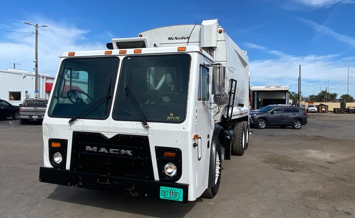 2013 Mack LEU613 - 25 yd McNeilus Rear Loader Garbage Truck