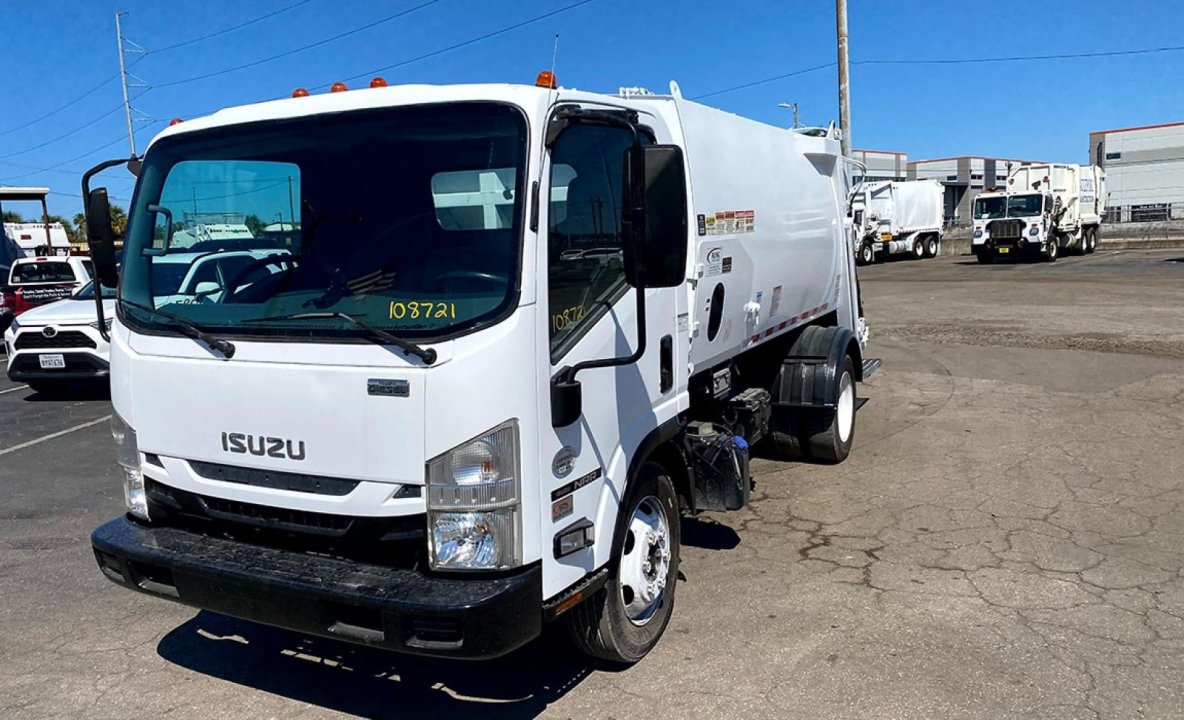 2016 Isuzu NRR - 8 yard New Way Rear Loader Garbage Truck