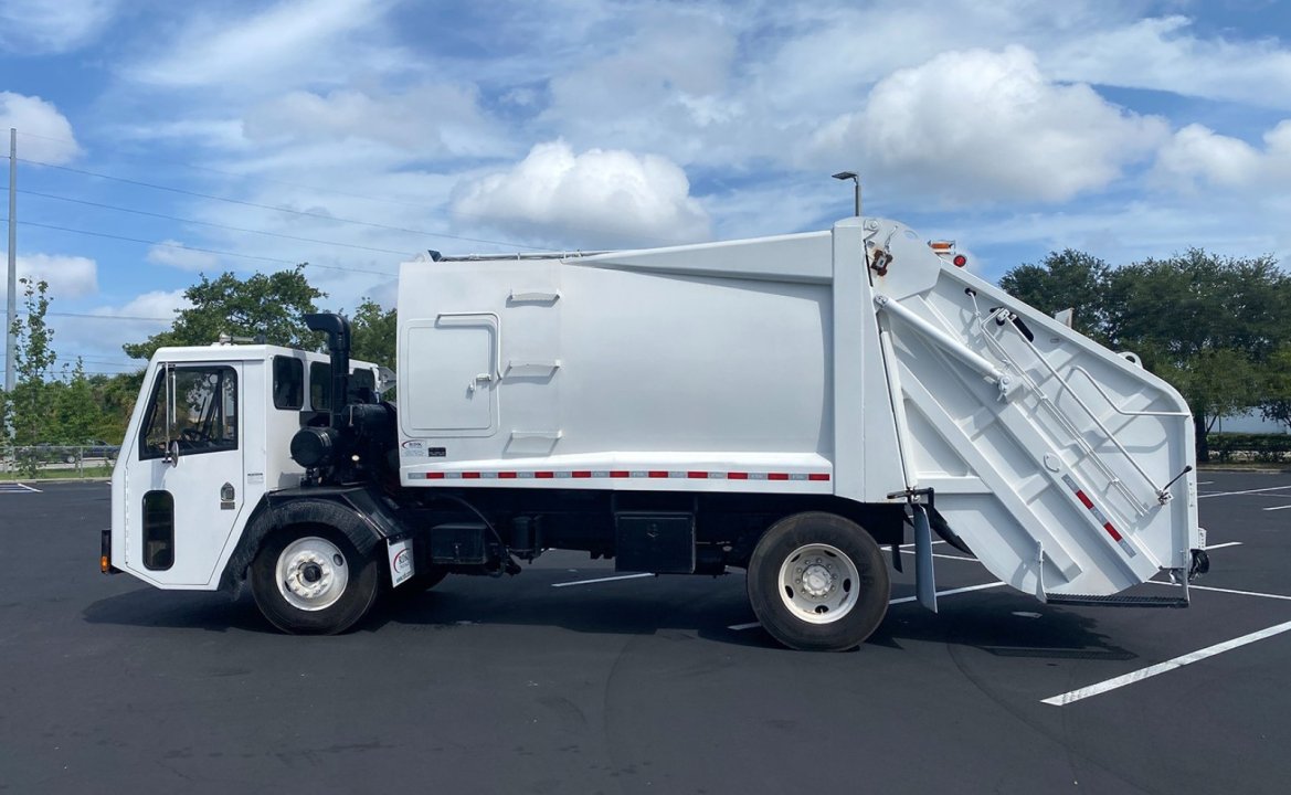 2009 CCC LET - 16 yd Loadmaster Rear Loader Garbage Truck