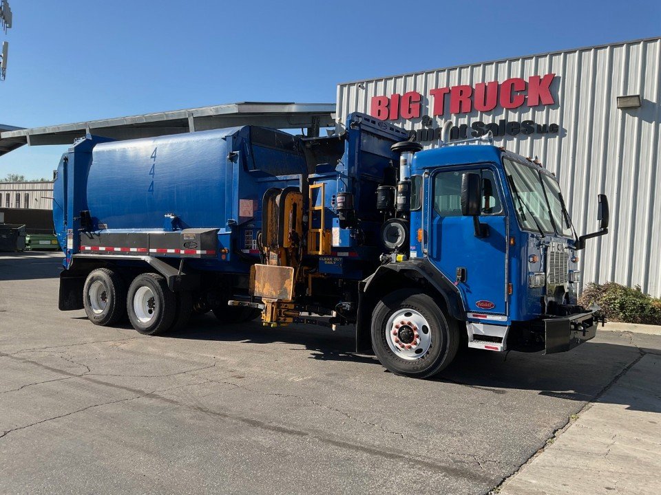 2015 Peterbilt 320 Labrie Automizer 31YD Side Loader Garbage Truck