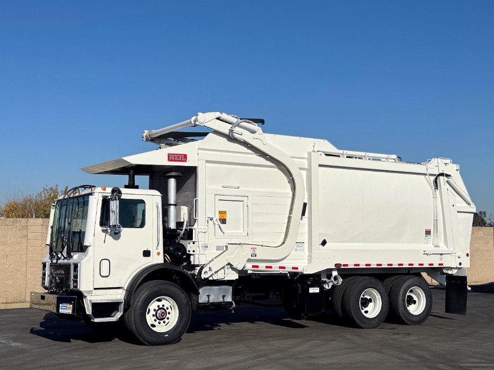 2007 Mack Heil Half Pack 40 YD Front Load Garbage Truck