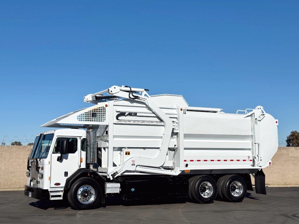 2017 Peterbilt 320 Dadee 40 YD CNG Front Load Garbage Truck