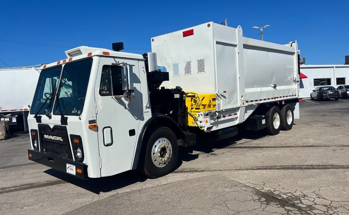 2014 Mack LEU613 - 30 yd Heil Side Loader Garbage Truck