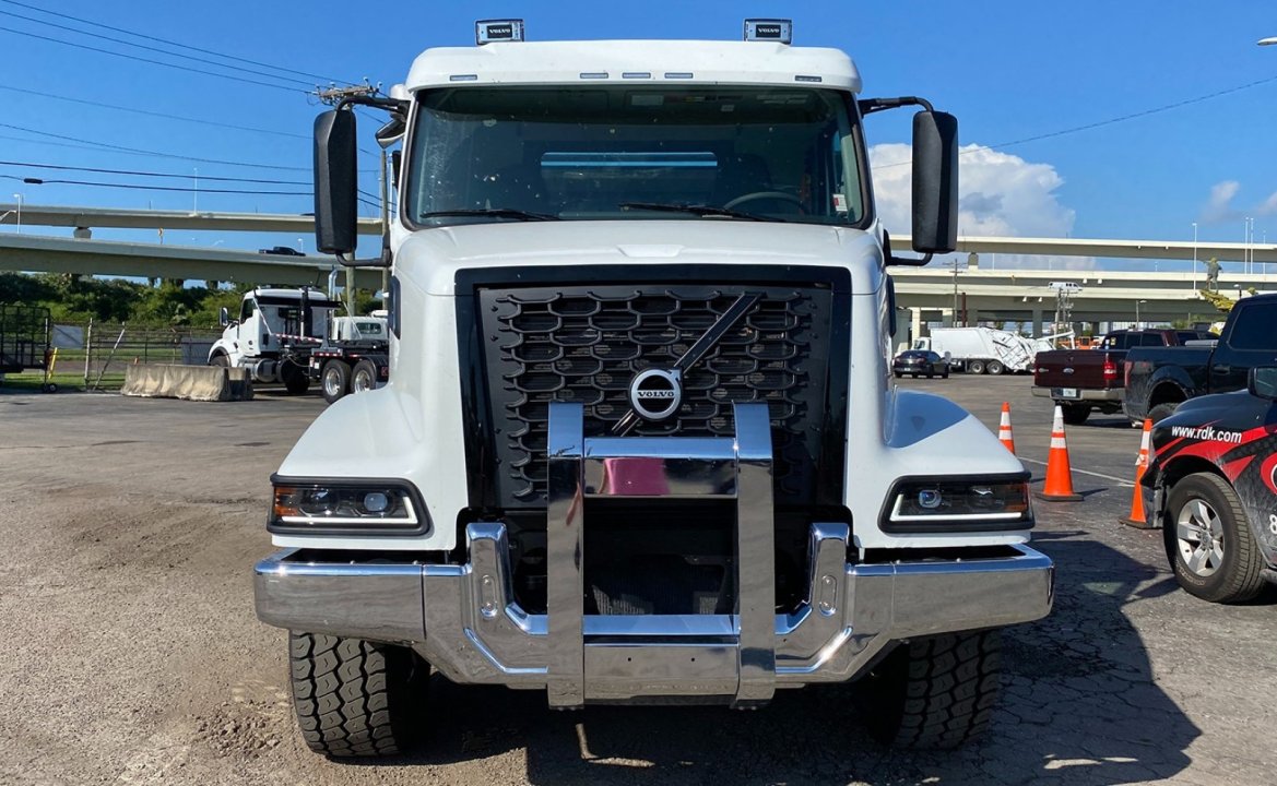 2024 Volvo VHD - 60,000 lb Pac Mac Roll-Off Truck