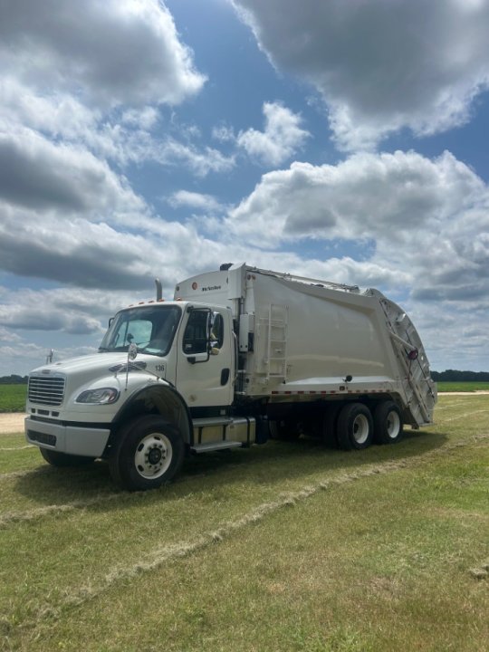 2023 Freightliner w/25cy McNeilus Rear Loader - Dual Tipper- Reeving cyl