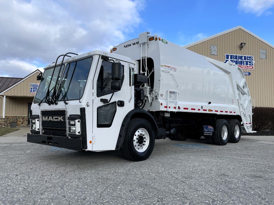 2018 Mack LR613, New Way 32 Yd Rear Loader